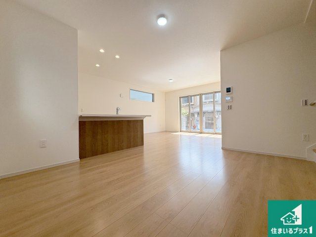 城陽市枇杷庄島ノ宮　第1期　新築一戸建ての居間・リビング|明るいリビングで朝の目覚めもスッキリできそう！対面キッチンでご家族のコミュニケーションも自然と増える設計！小さなお子様が遊ぶスペースを作っても広々とくつろげるLDK！