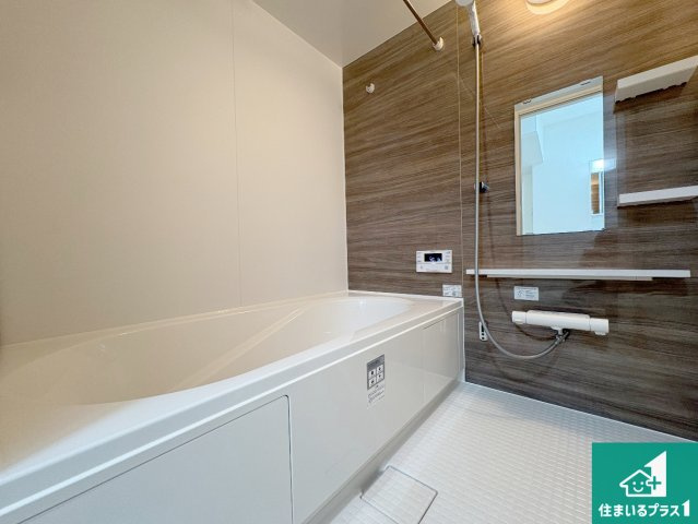 城陽市枇杷庄島ノ宮　第1期　新築一戸建ての浴室|ゆったりと足を伸ばせる浴室は一日の疲れを癒してくれる大切な空間です。浴室乾燥機も設置しているので、雨の日の洗濯物も安心です♪