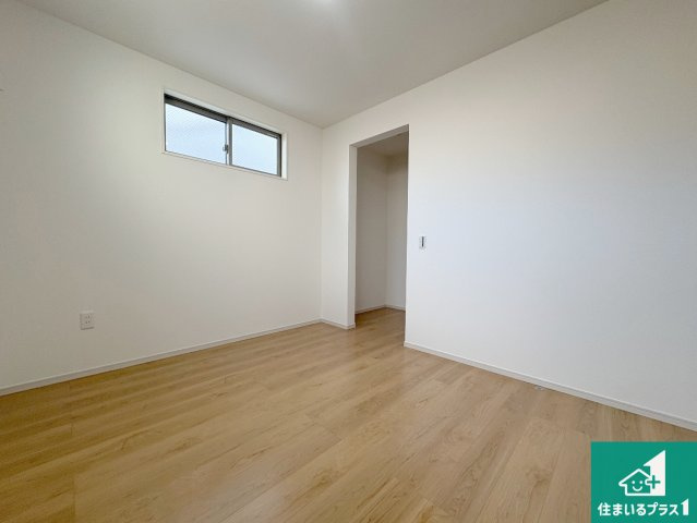 城陽市枇杷庄島ノ宮　第1期　新築一戸建ての洋室|シンプルな洋室は、自分好みのインテリアが楽しめます♪ご家族とインテリアや家具を選びに行くのは新築購入時の醍醐味の一つです。ぜひお楽しみください♪