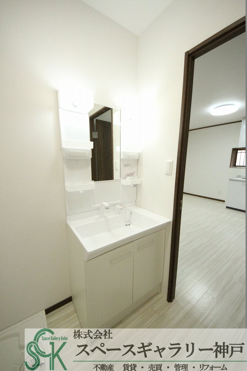 大久保町大窪貸家の洗面所|※お部屋により仕様が異なる場合があります。