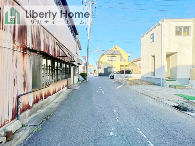 境町第6　新築戸建　2号棟の前面道路含む現地写真