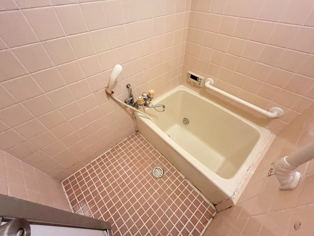 半田5丁目連棟の浴室