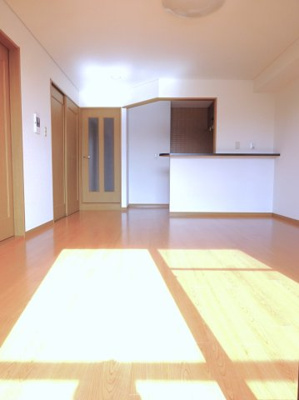 【居間・リビング】 | グランドハイツ八幡 | ゆったり過ごせる居間です