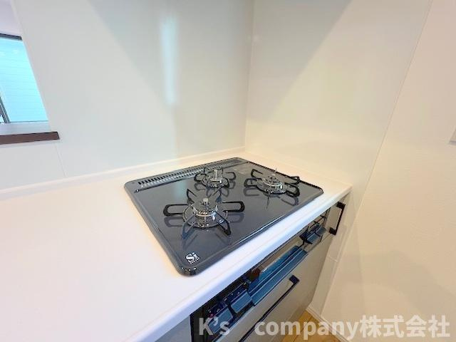 ◎高座郡寒川町一之宮3丁目　新築戸建◎のキッチン|三口ガスコンロでお料理の幅が広がります◇