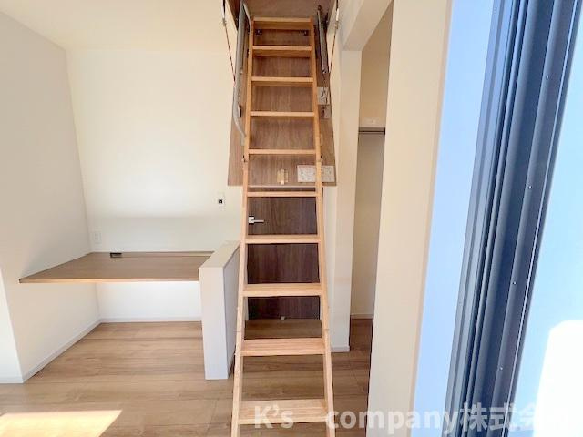 ◎高座郡寒川町一之宮3丁目　新築戸建◎の収納|洋室9帖の上部には小屋裏収納付き☆