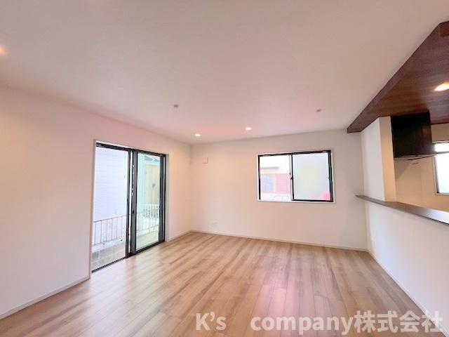 ◎高座郡寒川町一之宮3丁目　新築戸建◎の居間・リビング|明るい日差しが窓から差し込む心地の良い暖かみのある空間♪