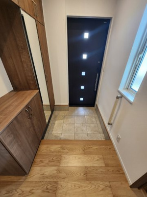 【玄関】 | 廿日市市上平良　新築戸建 | 収納豊富な玄関　姿見付きでお出かけ前の身だしなみもチェックできます