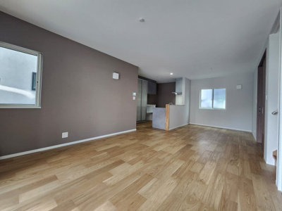 【居間・リビング】 | 廿日市市上平良　新築戸建 | リビング階段で家族との触れ合いが増えますね