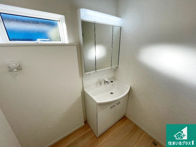 近江八幡市武佐町　第3期　新築一戸建ての独立洗面台|清潔感のある洗面台です。フラットな鏡は掃除がしやすく毎日清潔！鏡裏には収納があるのでスッキリとした洗面台が保てます。