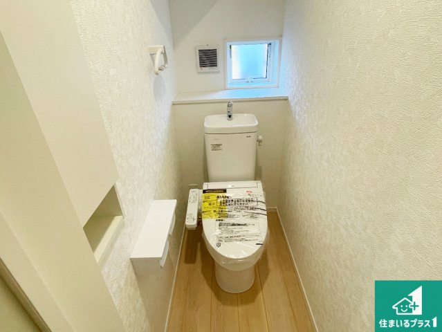 近江八幡市武佐町　第3期　新築一戸建てのトイレ|1・2階の2ヶ所にあるので、朝の忙しい時間の順番待ちもなく、深夜の利用にも大変便利です。