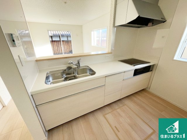 近江八幡市武佐町　第3期　新築一戸建てのキッチン|リビングと統一感があり、使い勝手のいいキッチン。広々としているので、二人並んで作業が出来ちゃいます。お子様と一緒に色々なお料理に挑戦できるスペースがあります。