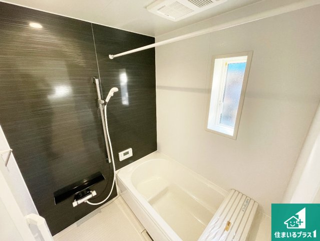 近江八幡市武佐町　第3期　新築一戸建ての浴室|足をゆったり伸ばして寛げる浴槽です。窓が設けられていますので差し込む光が明るく穏やかな雰囲気にしてくれます♪浴室乾燥機も設置しているので、雨の日の洗濯物も安心です♪