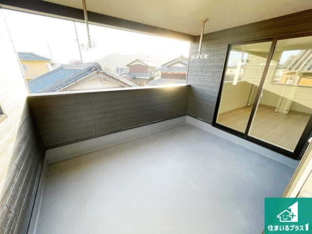 現地説明会予約受付中！近江八幡市武佐町　新築戸建のバルコニー|日当たりのよいバルコニー！お部屋が開放的に！