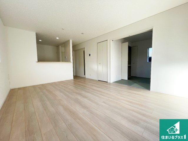 現地説明会予約受付中！近江八幡市武佐町　新築戸建の居間・リビング|日当たり良好の明るいリビングで朝の目覚めもスッキリできそう！対面キッチンでご家族のコミュニケーションも自然と増える設計！小さなお子様が遊ぶスペースを作っても広々とくつろげるLDK！