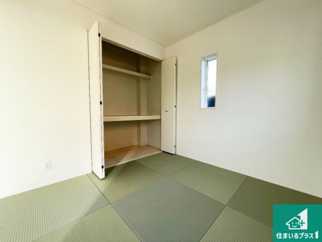 現地説明会予約受付中！近江八幡市武佐町　新築戸建の和室|一室あると便利な和室は客間としてだけでなく、小さなお子様のプレイルームや食後のくつろぎスペースとしてもご利用いただけます。収納もついていますので大活躍間違いなし！