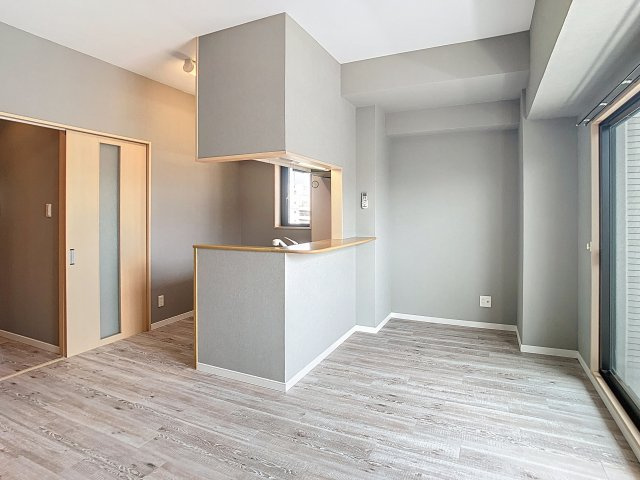 ホワイトアパートメントの内装|明るい色調の室内です