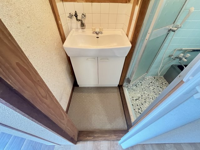 若松町貸家の独立洗面台