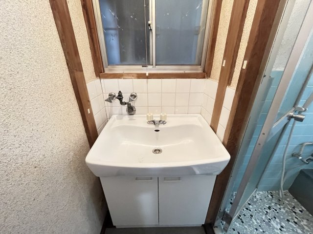 若松町貸家の洗面所