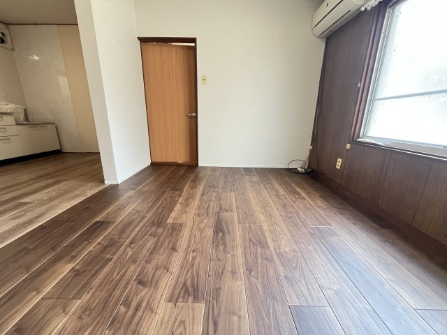 若松町貸家の洋室