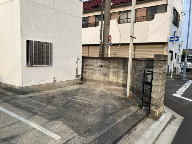 東田仲の町貸事務所の駐車場