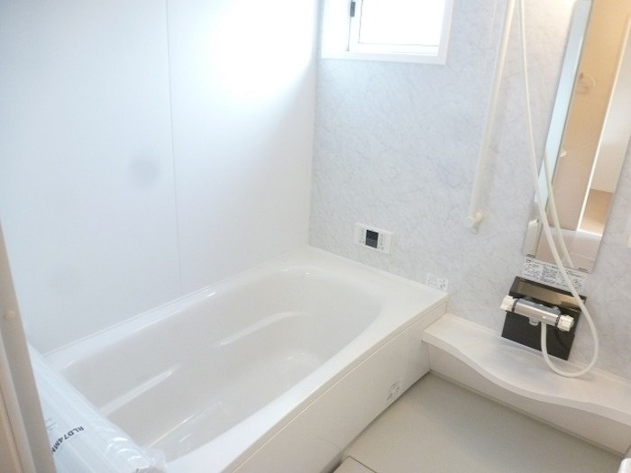 グランソレイユ　Eの浴室