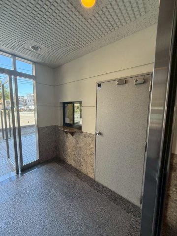 エバーライフ春日公園のエントランス