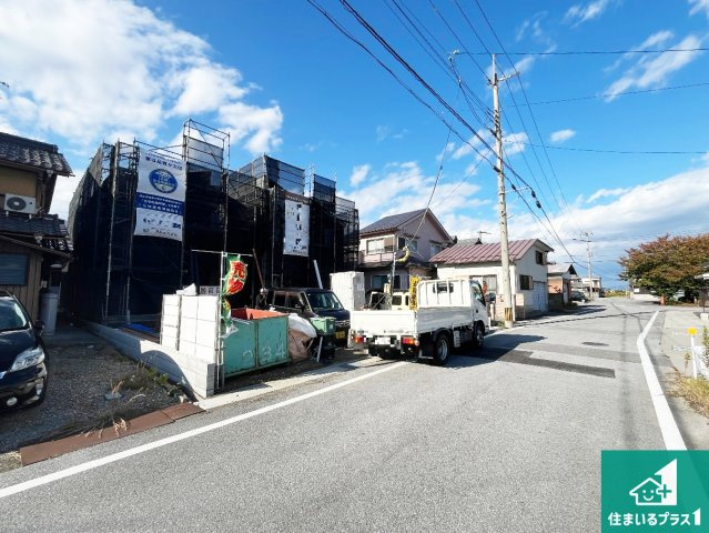 犬上郡豊郷町安食南　新築一戸建ての前面道路含む現地写真|周辺は落ち着いた街並みの住宅地！子育てがしやすい住環境です！まだ未完成ですが、現地でしかわからない事もございます。是非一度ご覧ください。