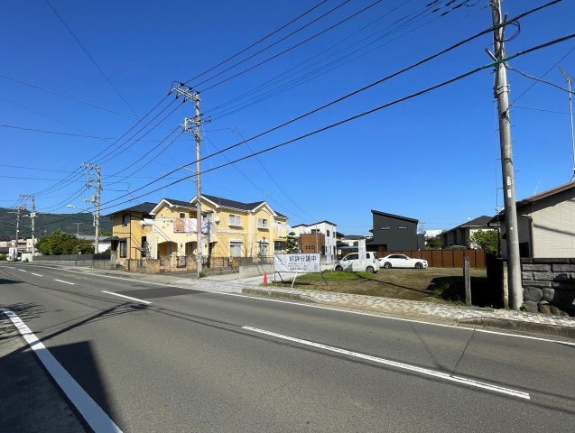 【前面道路含む現地写真】 | 〇●開成町吉田島 売地 全2区画【NO、2】●〇 | 前面道路幅員約11mあり開放感があります。