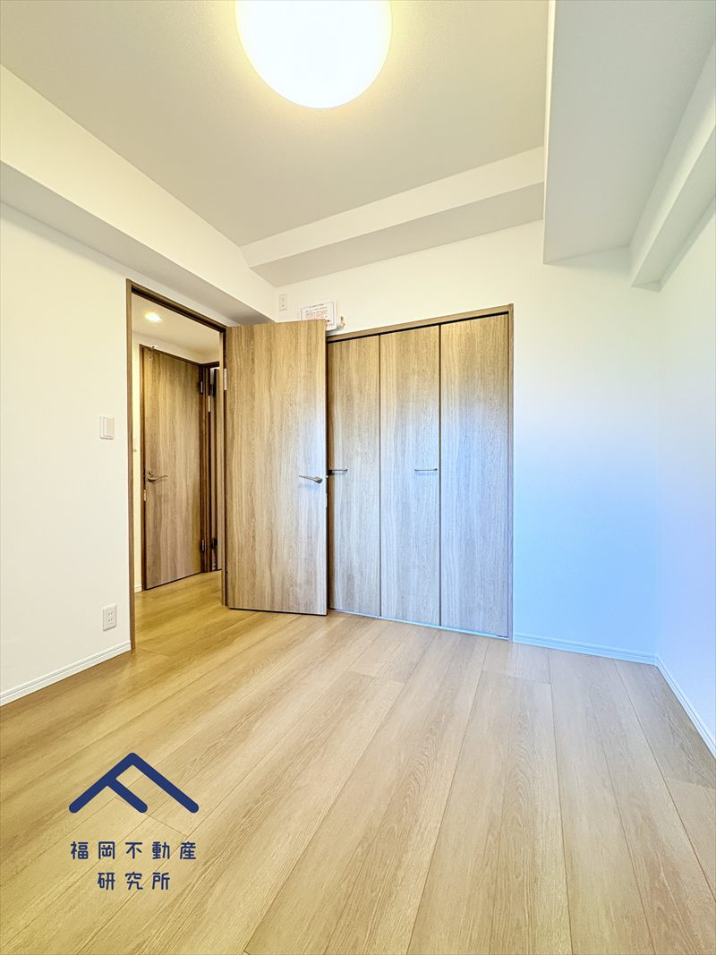 グランピアマンショングーテンハイツ空港南の洋室|玄関横4.5帖の洋室は先行配管済みなのでエアコン設置可能です