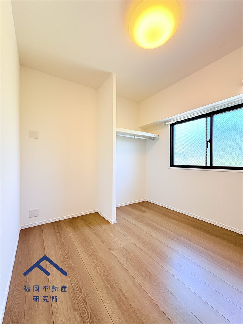 グランピアマンショングーテンハイツ空港南の洋室|キッチン横の4.5帖の洋室は窓がついており、換気もしやすいです