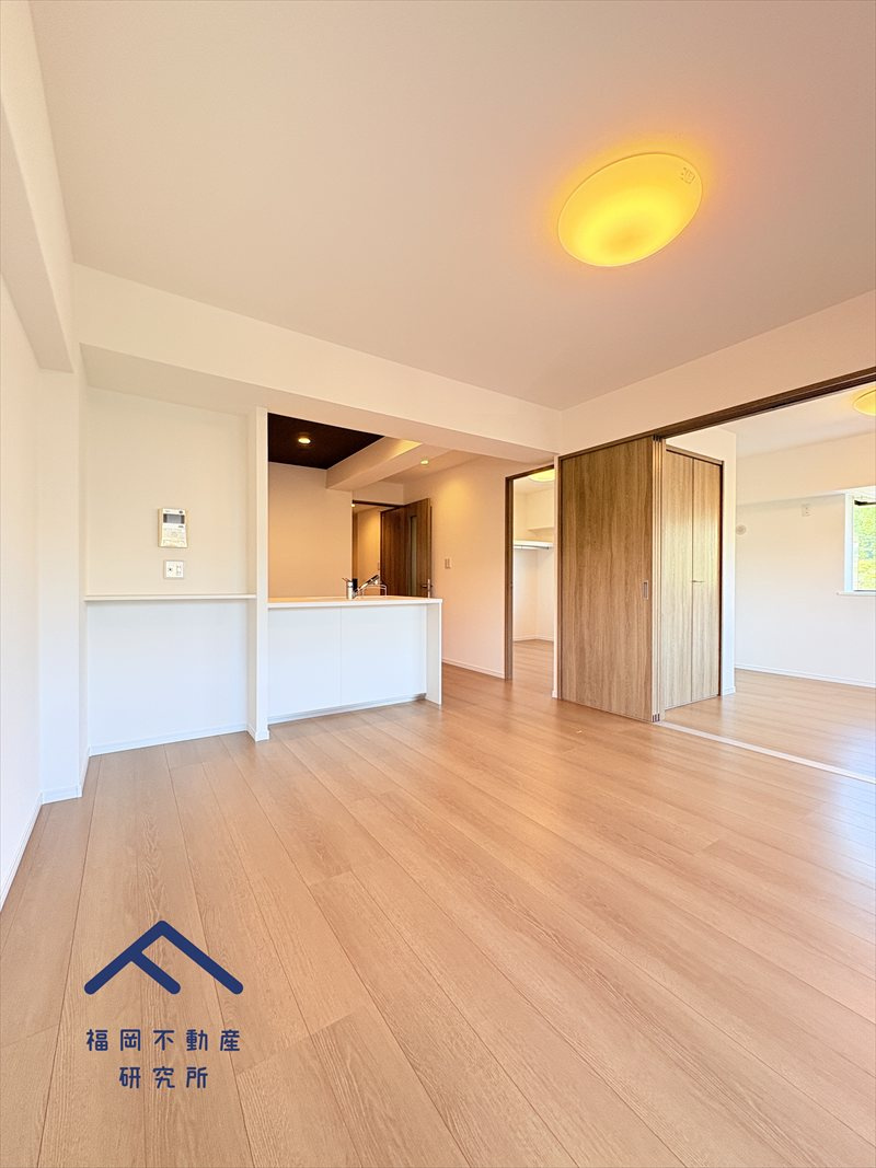 グランピアマンショングーテンハイツ空港南の居間・リビング|角部屋で開放感があり、広さをより感じられます