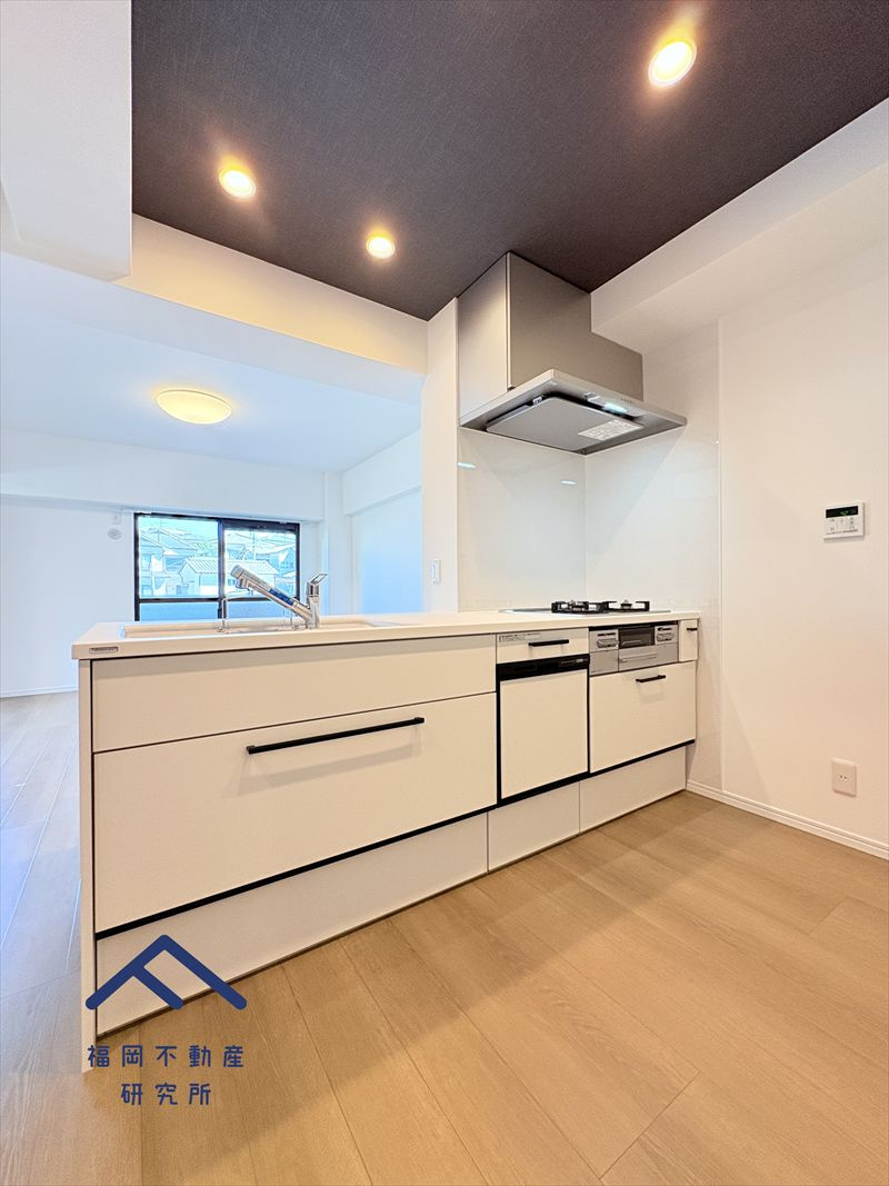 グランピアマンショングーテンハイツ空港南のキッチン|トクラスのシステムキッチンはワークトップとシンクが100％人造大理石素材で見た目の質感だけでなく、耐熱性・耐衝撃性・耐汚れ性にも優れており、汚れが染み込みにくいためお手入れがしやすいです