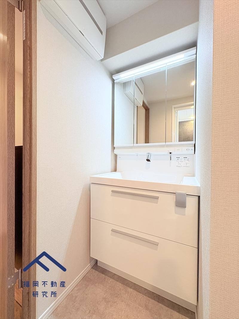 グランピアマンショングーテンハイツ空港南の独立洗面台|自動水栓付きのグレードの高い洗面台(LIXIL クレヴィ)に交換済みです