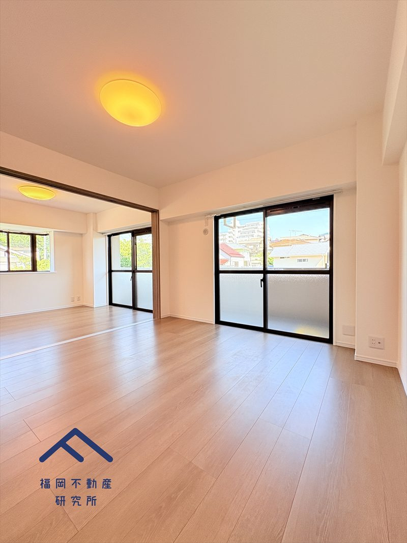 グランピアマンショングーテンハイツ空港南の居間・リビング|南東向きで全面に遮るものがなく、日当たり良好です