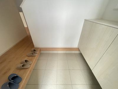 【玄関】 | 南城市大里嶺井（全7棟）A・B・E号棟 | E号棟　スマートキー付き♪