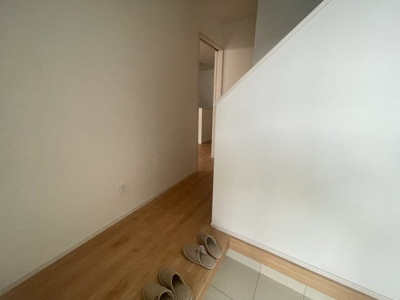 【玄関】 | 南城市大里嶺井（全7棟）A・B・E号棟 | E号棟　十分な収納付き玄関♪