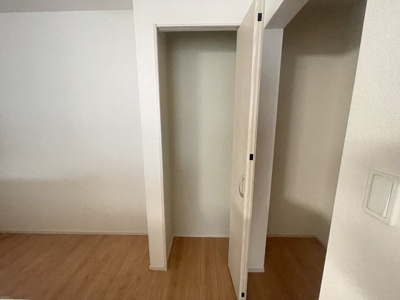 【キッチン】 | 南城市大里嶺井（全7棟）A・B・E号棟 | E号棟　使いやすいシステムキッチン♪収納＆パントリー付き♪