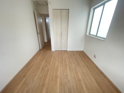 【洋室】 | 南城市大里嶺井（全7棟）A・B・E号棟 | E号棟　洋室5.75帖＋収納付き♪