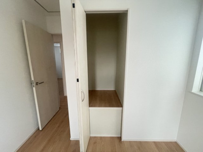 【収納】 | 南城市大里嶺井（全7棟）A・B・E号棟 | E号棟　洋室5.75帖＋収納付き♪