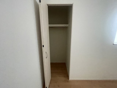 【収納】 | 南城市大里嶺井（全7棟）A・B・E号棟 | E号棟　洋室5.25帖＋CL付き♪