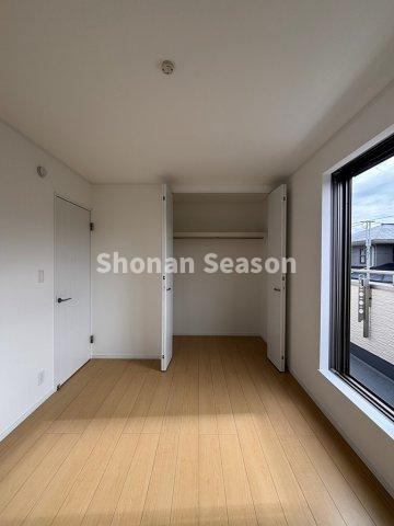 【洋室】 | 全居室フローリングなのでお掃除しやすいです！
