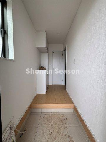 【玄関】 | 玄関にも窓があり採光確保できます！