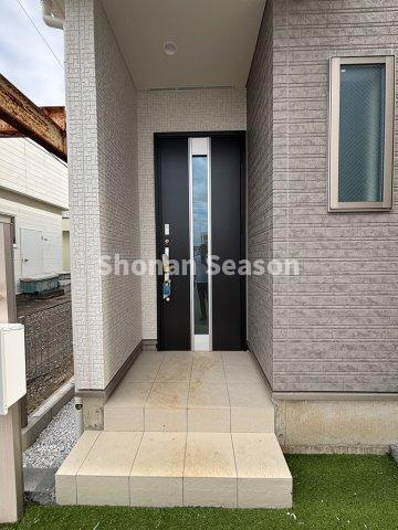 【玄関】 | JR東海道線「茅ヶ崎駅」行きバス停（浜見平団地）まで徒歩5分と好立地ですよ♪