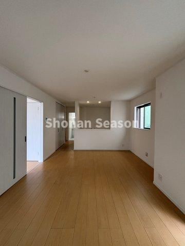 【居間・リビング】 | コミュニケーションが取りやすいカウンターキッチンの仕様☆