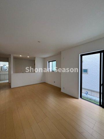 【居間・リビング】 | 南側の大きな窓からの「陽光」取り込めます◎