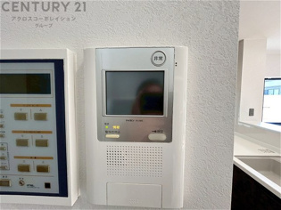 訪問者が来たときにテレビ画面で確認できるため、安心してドアを開けられます。録画機能があるものもあり、留守中に来訪者を記録しておくことができます。利便性が高く、セキュリティ面でも安心です
