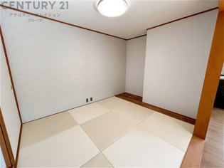 リビング横の和室スペースはリビングと続きで利用してもデザイン性のとれる洋風和室になります。やっぱり一室は欲しい和室は客間や小さなお子様の寝かせ付けなどにも便利です。
