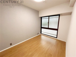 大きな窓が設置された洋室です。