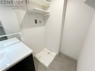 洗濯物の仕分け作業がしやすく、整理整頓が容易になります。洗濯音や湿気を他の部屋に持ち込まず、生活環境を快適に保ちます。上部を活用すれば収納スペースを確保でき洗剤や洗濯用品の整理もしやすくなります。
