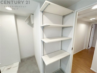 衣服の収納や脱ぎ着や整理整頓がしやすく、湿った衣類を乾燥させるスペースがありカビや臭いの発生を防ぎます。床の汚れを他の部屋に持ち込まず清潔を保つことができます。また快適な入浴環境の整備にも役立ちます。